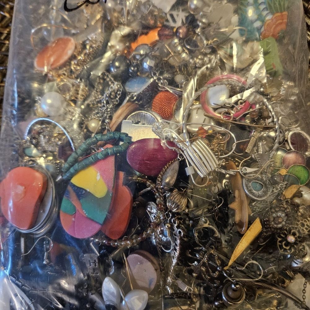 2 lbs Junk Jewelry Mystery Lot: Single Earrings Jewelry Pieces for Crafting/wear - Picture 12 of 15